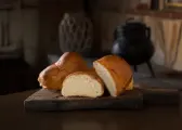 Bollos suizos, uno partido por la mitad para ver la miga