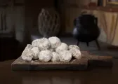 Nevaditos cubiertos de azúcar glas sobre una tabla de madera