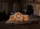 Floretas de azúcar con forma de flor sobre una tabla de madera