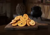 Palmeritas doradas apiladas sobre una tabla de madera