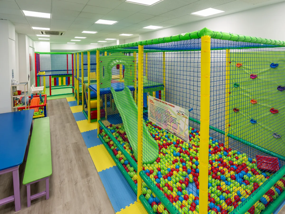 Sala 1 de Party Park Salamanca con el parque infantil, la piscina de bolas y el tobogán
