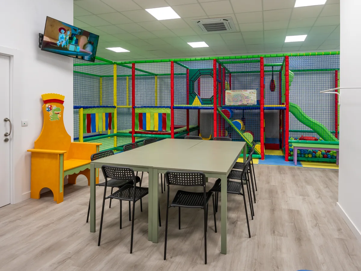 Sala 2 de Party Park Salamanca con la mesa grande de adultos, el trono del cumpleañero y el parque de bolas al fondo